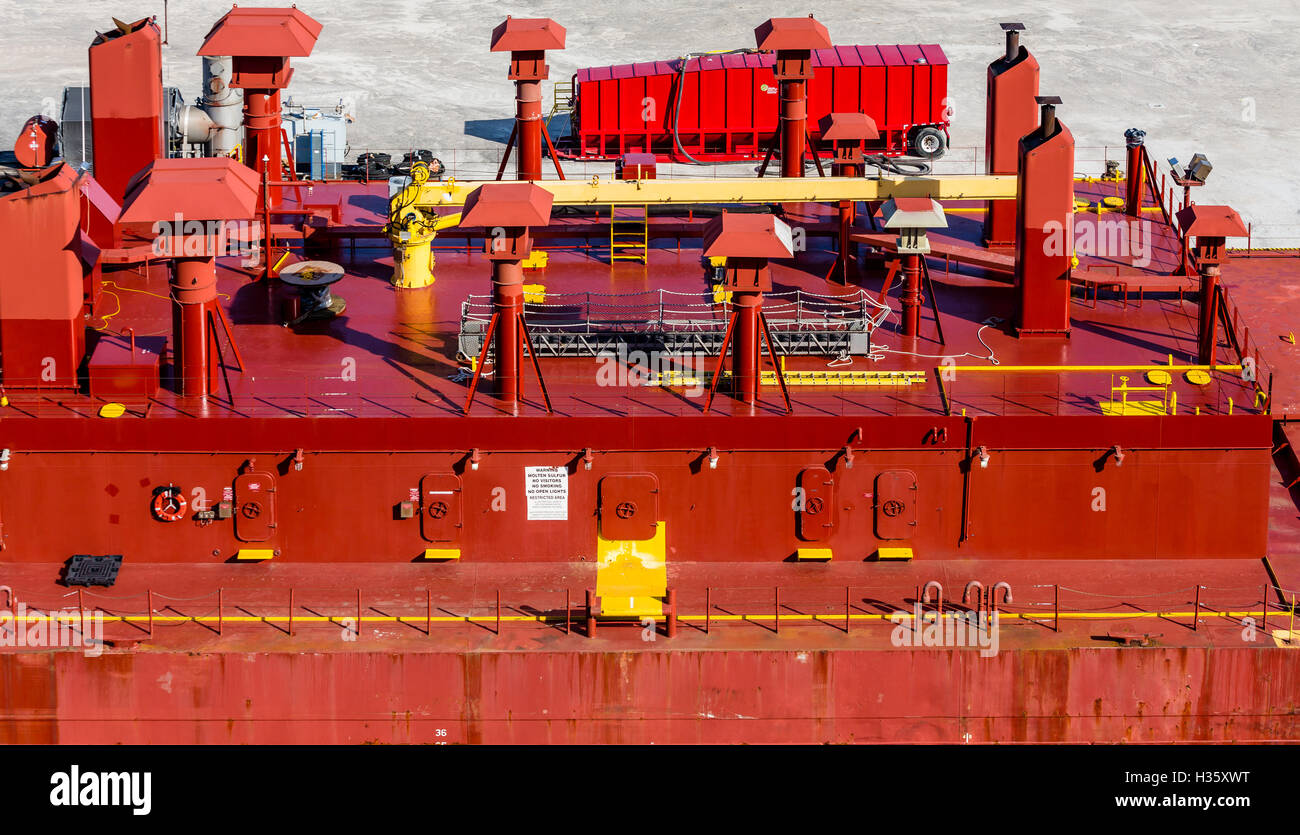 Tubazioni gialle su una vecchia chiatta rossa Foto Stock