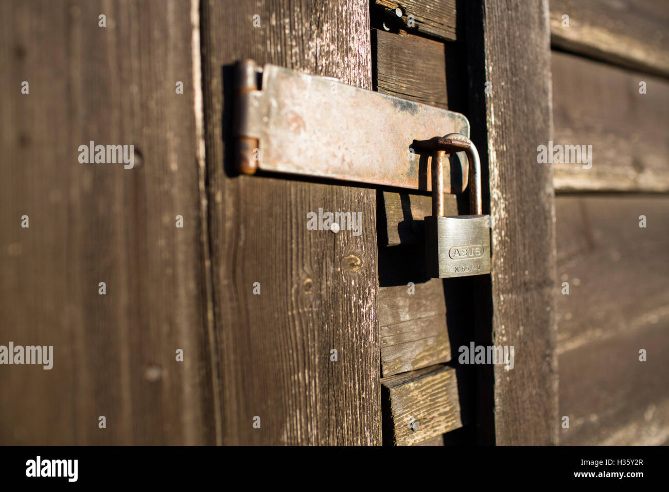 Un tampone bloccato tettoia in legno porta. Foto Stock