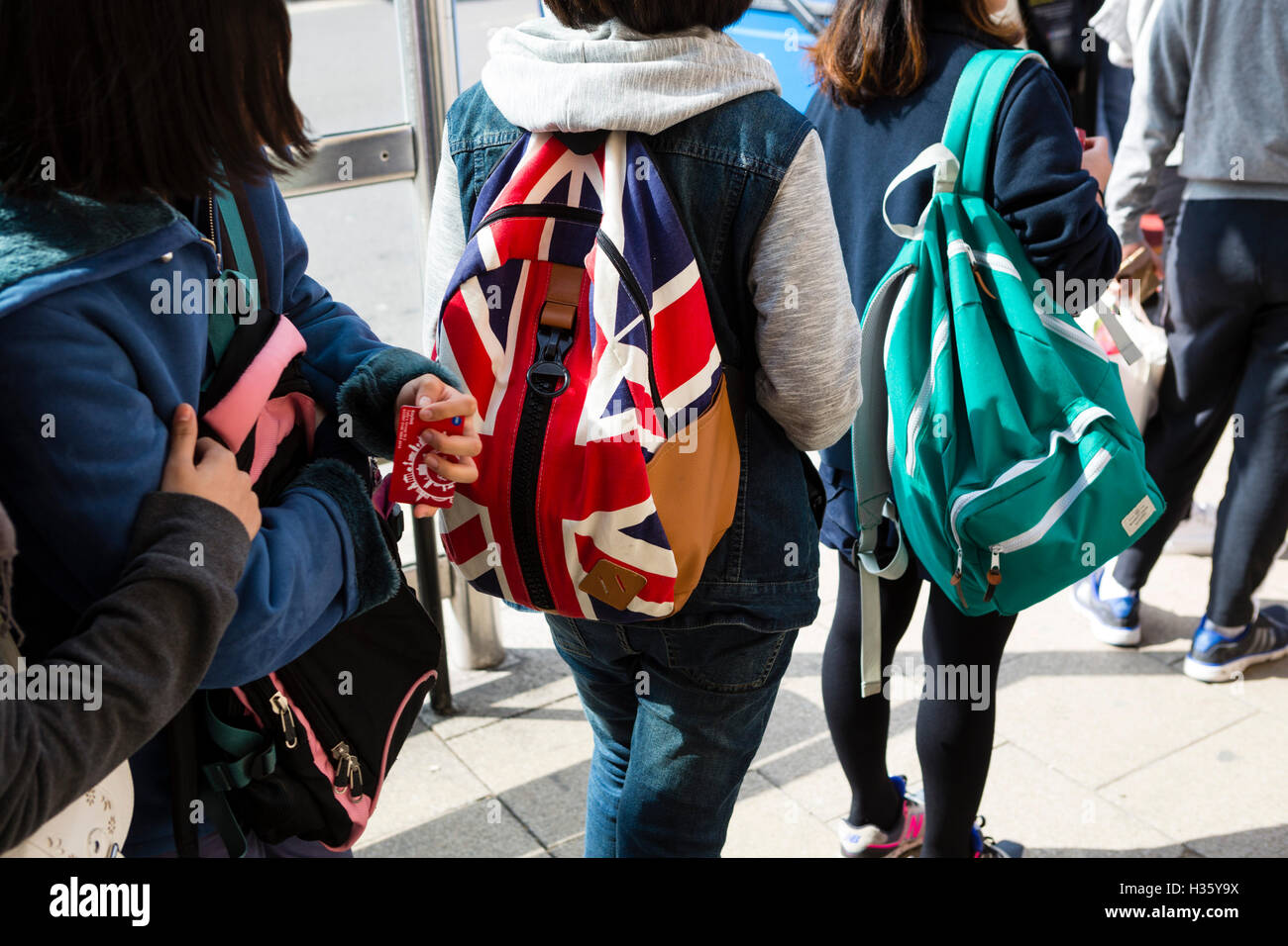 Un turista giapponese con unione jack ruck sack in Oxford. Foto Stock