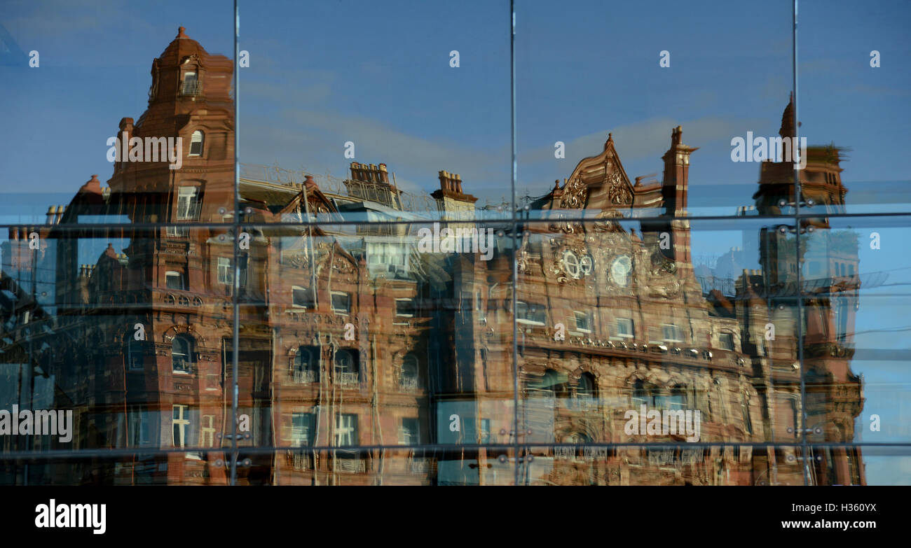 Il riflesso distorto della Midland Hotel di Manchester, Inghilterra. Foto Stock