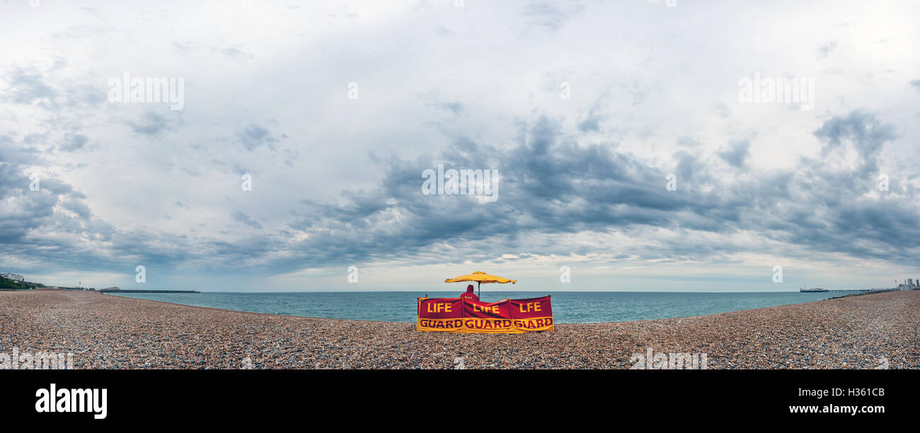 Bagnini di fronte ad una giornata di sole sulla spiaggia di Brighton, dopo un giro nel tempo. N.B. Questa fotografia è un PHOTOMERGE Foto Stock