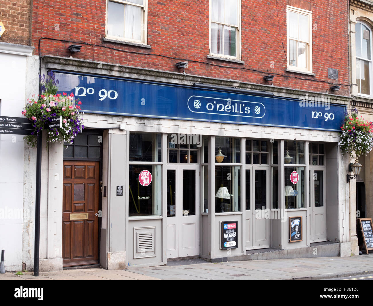 O'Neill's pub della catena, High Street, Winchester, Hampshire, Inghilterra, Regno Unito Foto Stock