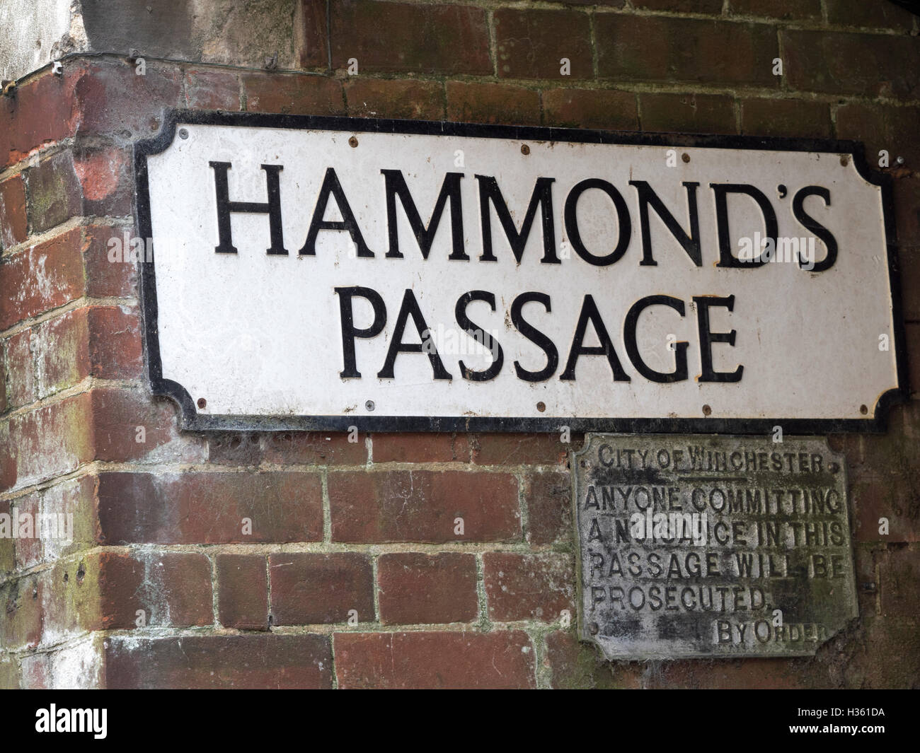 Targhetta di strada per Hammond's passaggio, Winchester City Centre, Hampshire, Inghilterra, Regno Unito con il segno da città di Winchester. Foto Stock