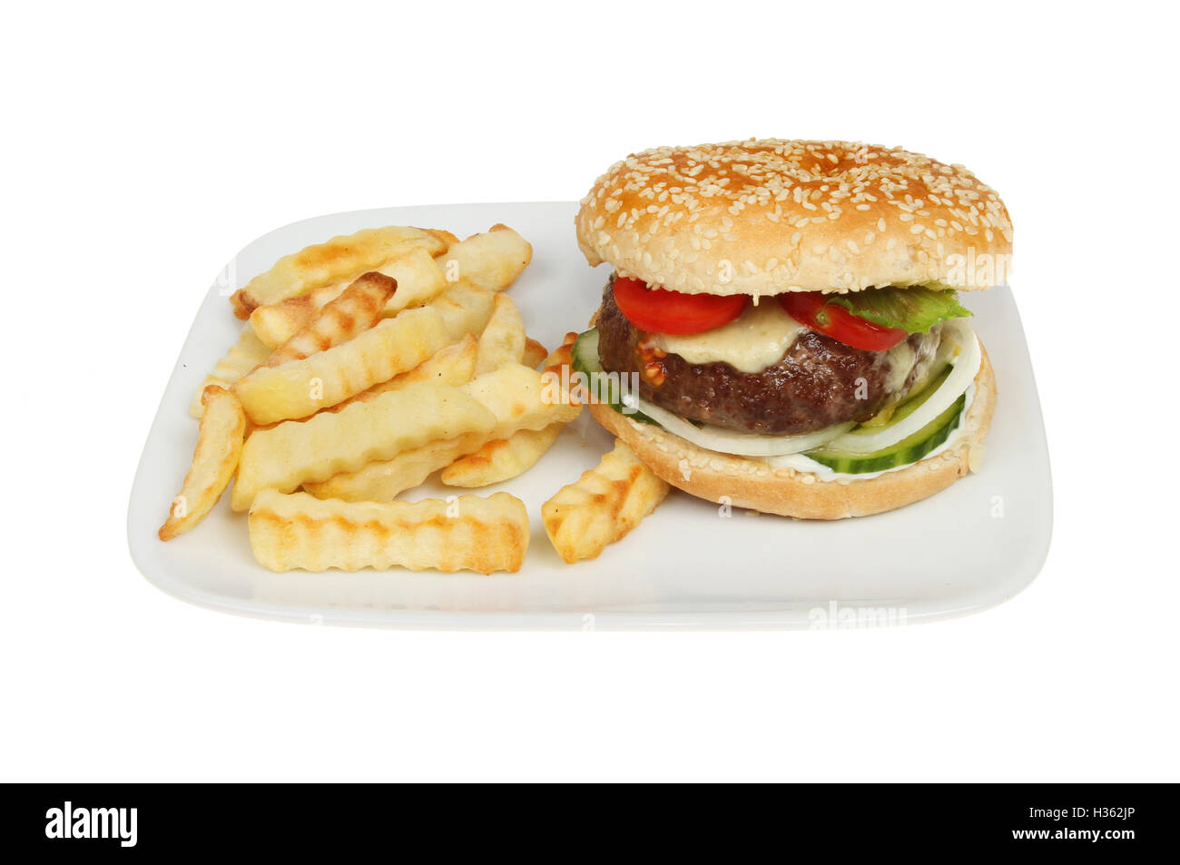 Cheeseburger e chip su una piastra isolata contro bianco Foto Stock