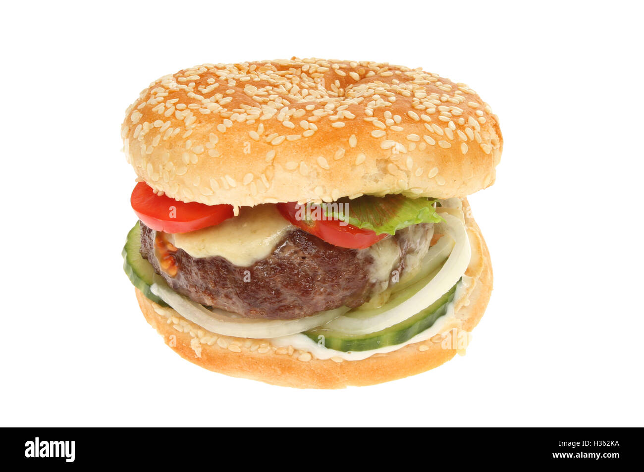 Cheeseburger con contorno di insalata in un sesamo seminate bun isolata contro bianco Foto Stock