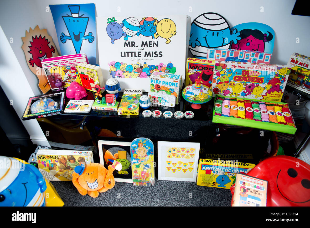 Una collezione di Mr Men memorabilia sul display. Foto Stock