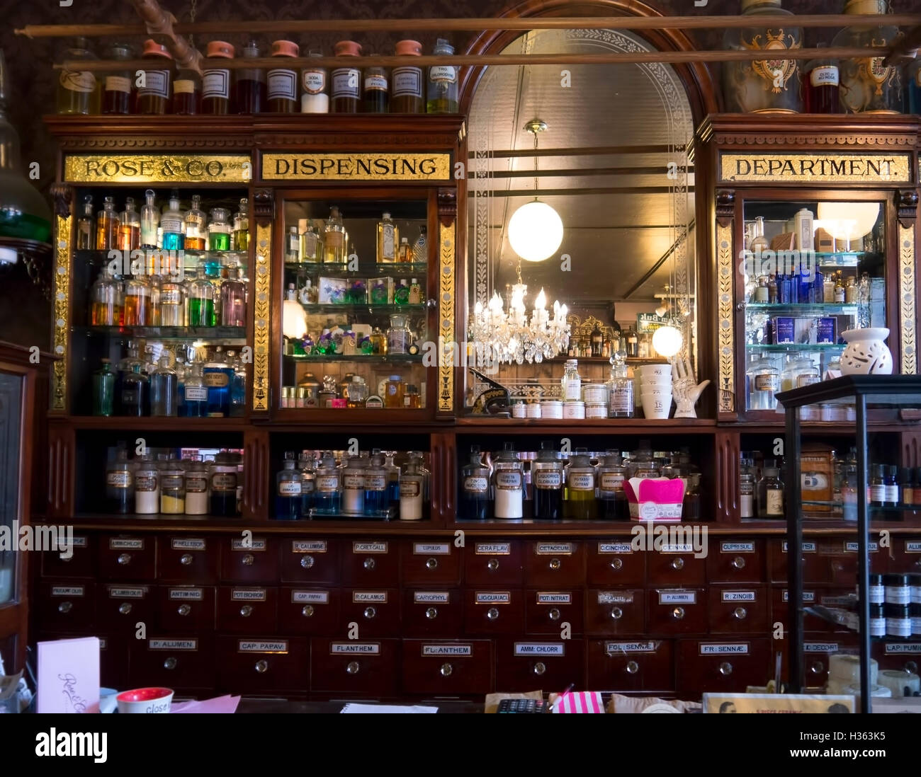 Rose & Co, vecchio speziale shop nel cuore di Haworth nello Yorkshire Inghilterra Foto Stock