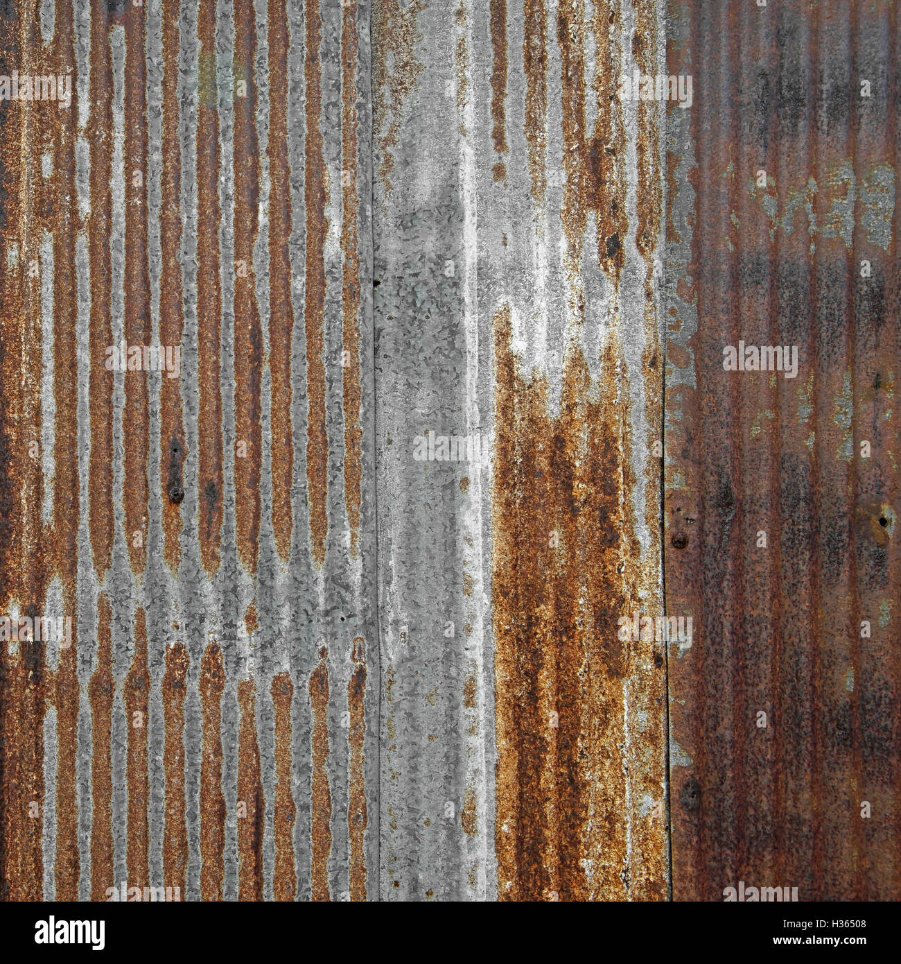 Rusty ferro corrugato come sfondo o texture Foto Stock