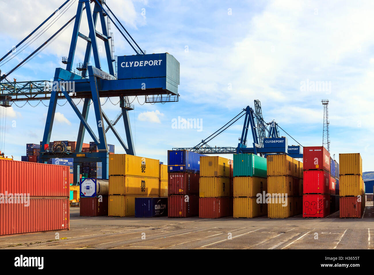 Clydeport docks e contenitori di stoccaggio, Greenock, Glasgow, Scotland, Regno Unito Foto Stock