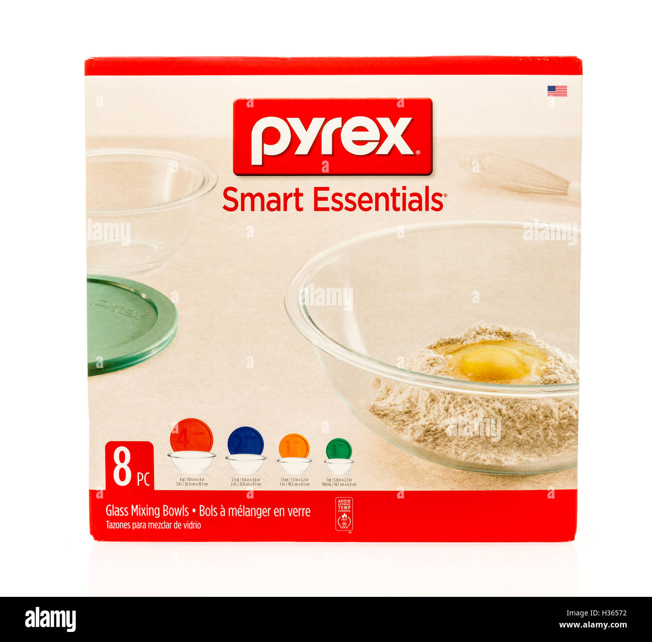 Winneconne, WI - 7 Settembre 2016: casella di Pyrex smart vetro essentials mixing bowls isolato su un background. Foto Stock