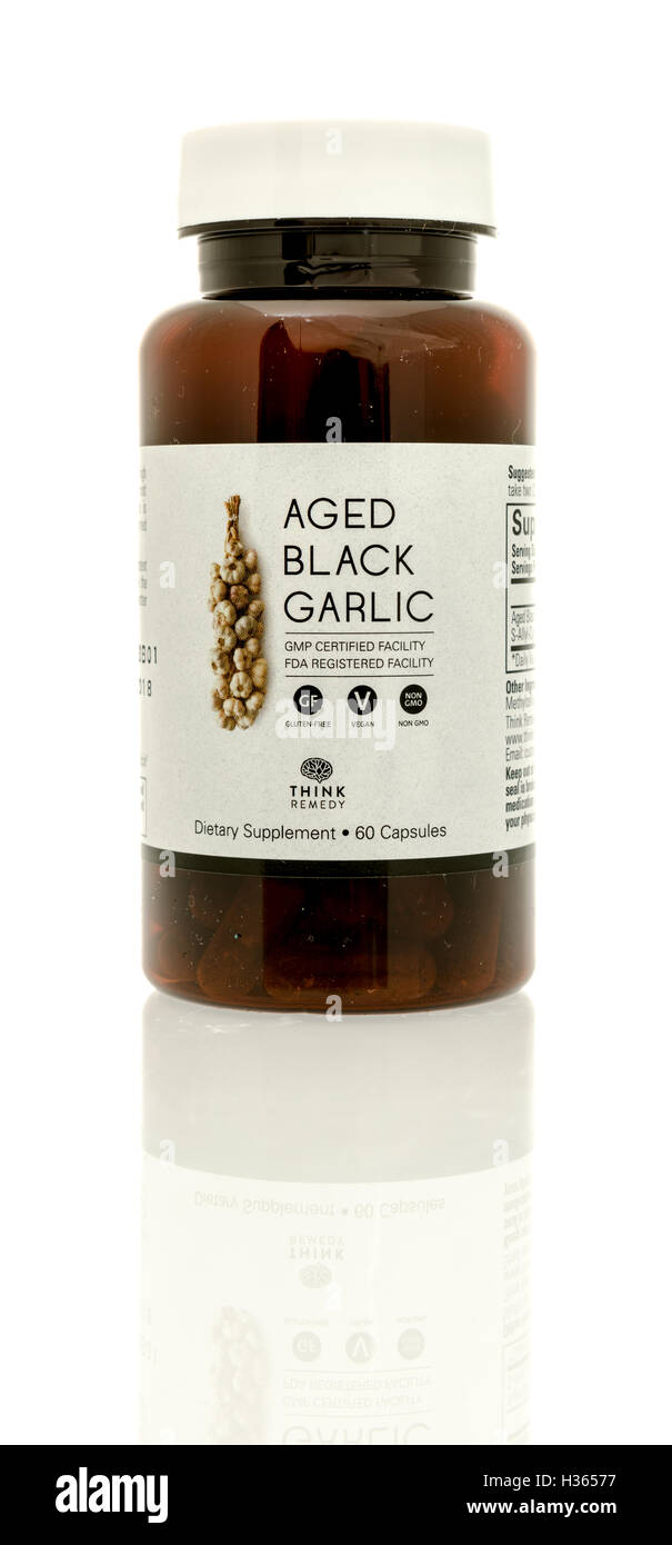 Winneconne, WI - 7 Settembre 2016: Bottiglia di pensare Remedy nero invecchiati aglio isolato su un background. Foto Stock