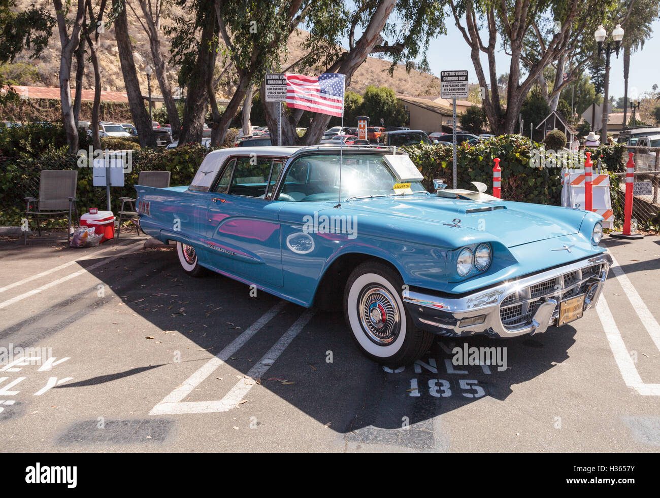 Laguna Beach, CA, Stati Uniti d'America - 2 Ottobre 2016: Blu 1963 Ford Thunderbird visualizzato presso il Rotary Club di Laguna Beach 2016 Classic Ca Foto Stock