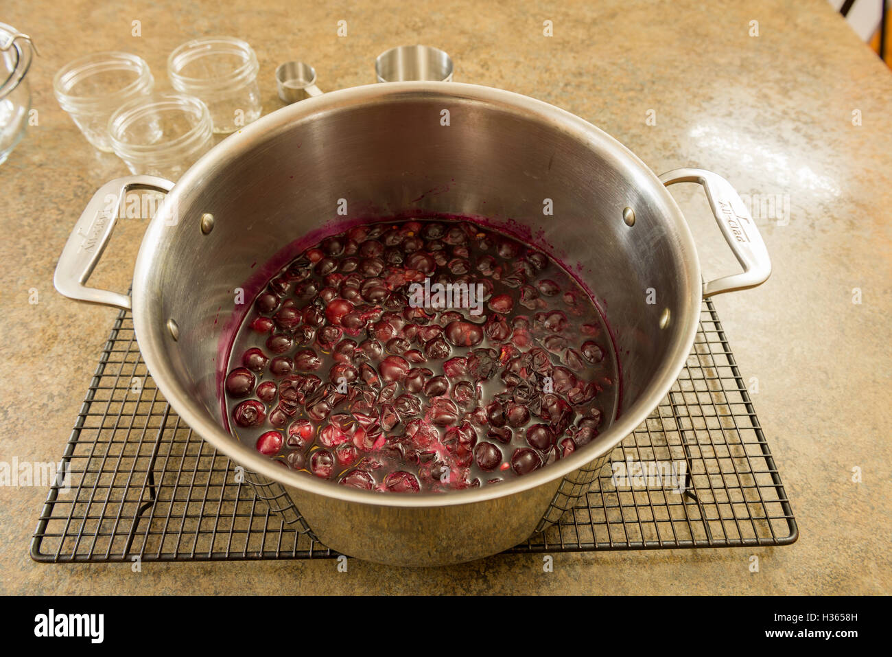 Fossa piena fo uve che è stata bollita per rendere la marmellata. Foto Stock