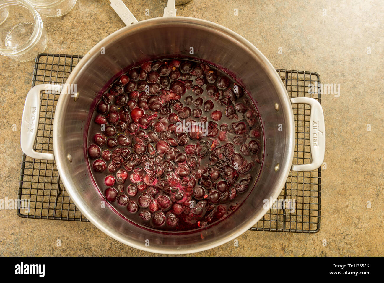 Fossa piena fo uve che è stata bollita per rendere la marmellata. Foto Stock