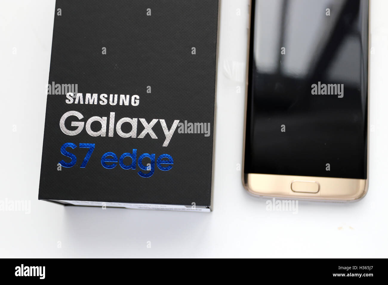 Samsung Galaxy S7 Bordo nella scatola nera Foto Stock