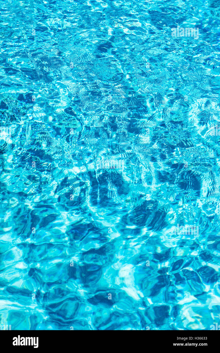 Piscina di acqua di superficie trasparente blu texture acqua increspature riflessioni Foto Stock