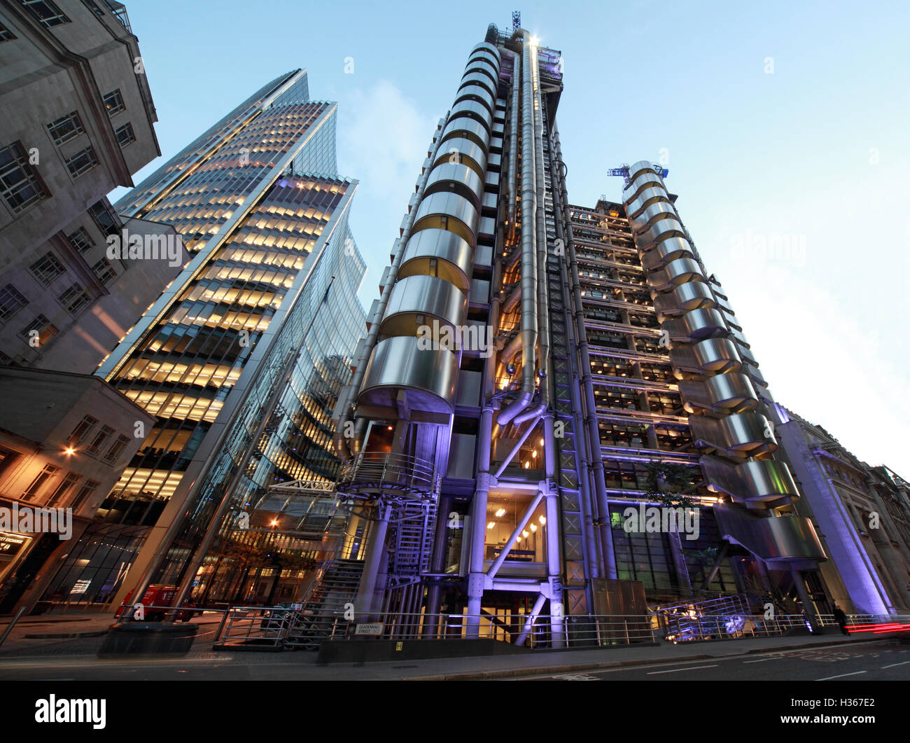 Progettato dall'architetto Richard Rogers 1986 - edificio Lloyd's Londra di notte, Lime St, Inghilterra - quartiere finanziario Foto Stock