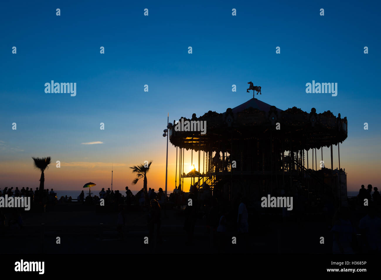 Silhouette di una giostra retrò al tramonto, Lacanau, Francia Foto Stock