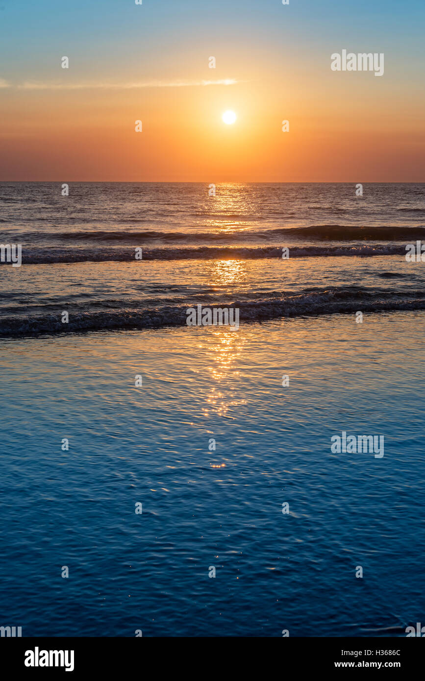 Oceano atlantico tramonto, Lacanau Francia Foto Stock