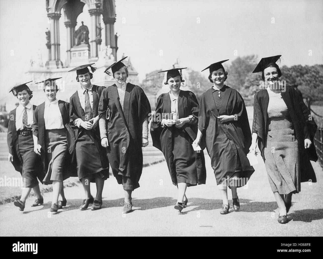 I laureati in abiti prima dell'Albert Memorial a Londra, 1938 Foto Stock