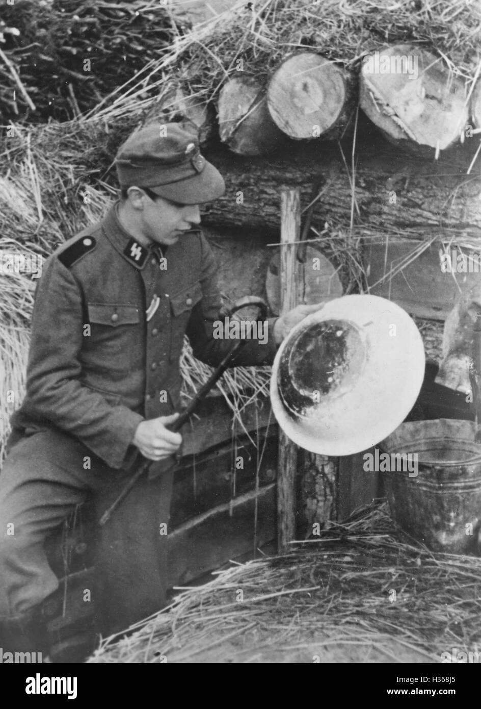 Soldato tedesco in tasca Courland, 1944 Foto Stock