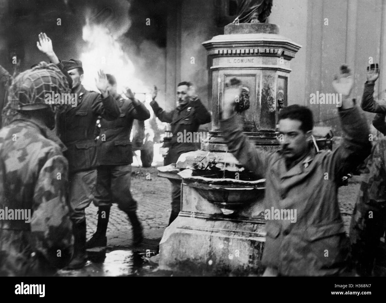 Paracadutisti occupano una città italiana, 1943 Foto Stock