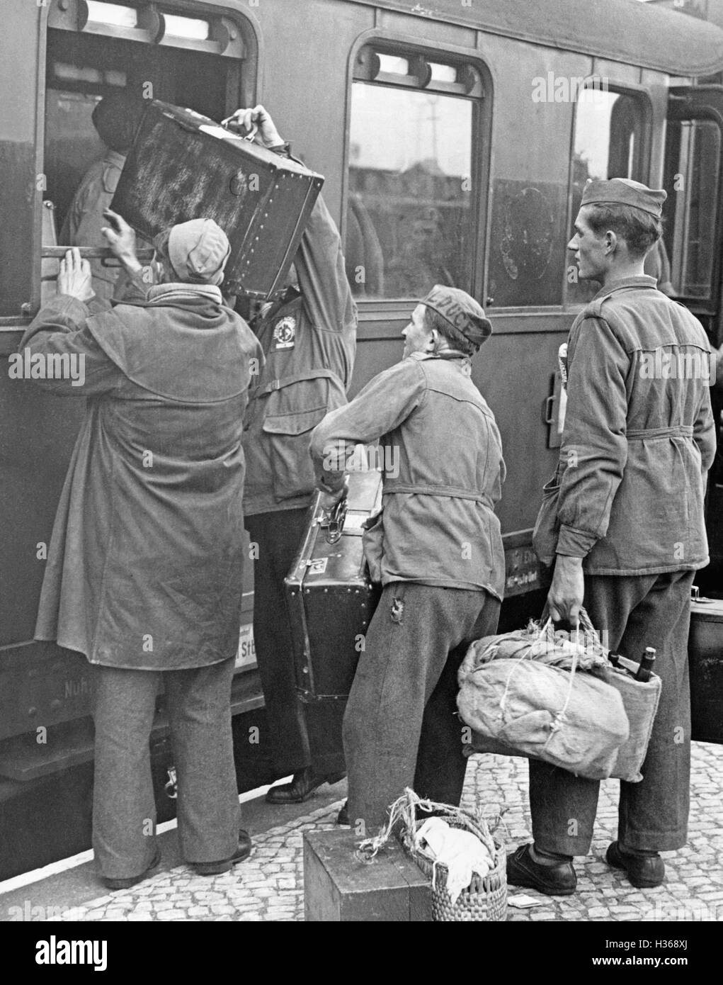 Italiana lavoratori agricoli sul loro modo di tornare a casa a Berlino, 1938 Foto Stock