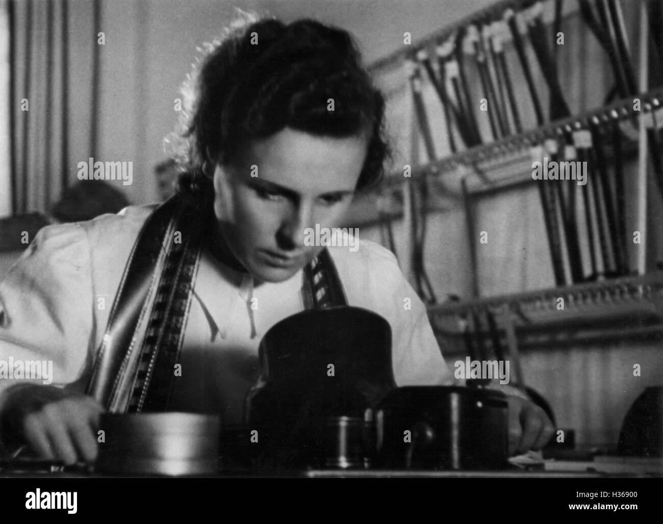 Leni Riefenstahl all'editor dello scanner a superficie piana per il film Olympia, 1938 Foto Stock