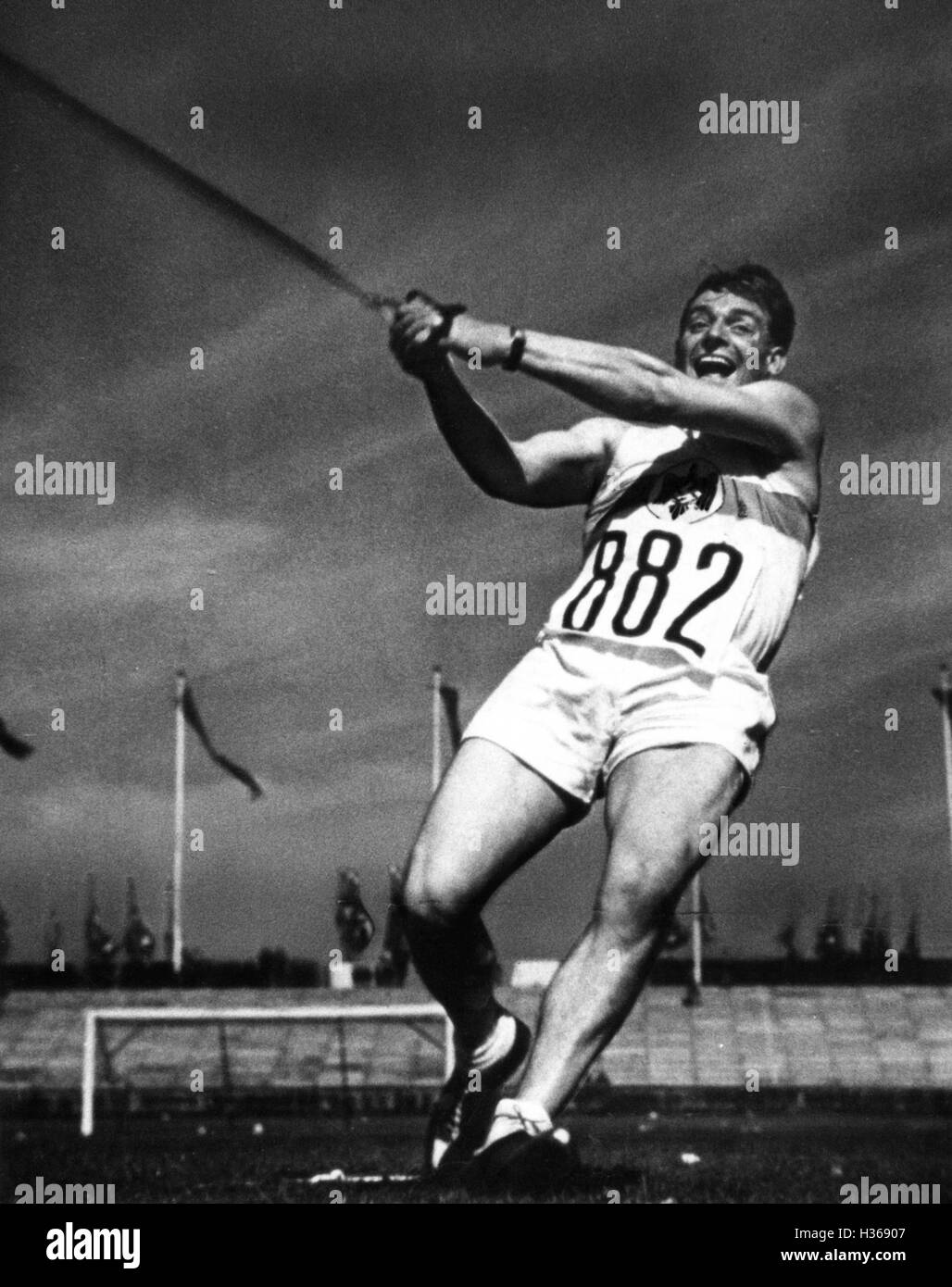 Hammer thrower Karl Hein durante i Giochi Olimpici Estivi a Berlino, 1936 Foto Stock