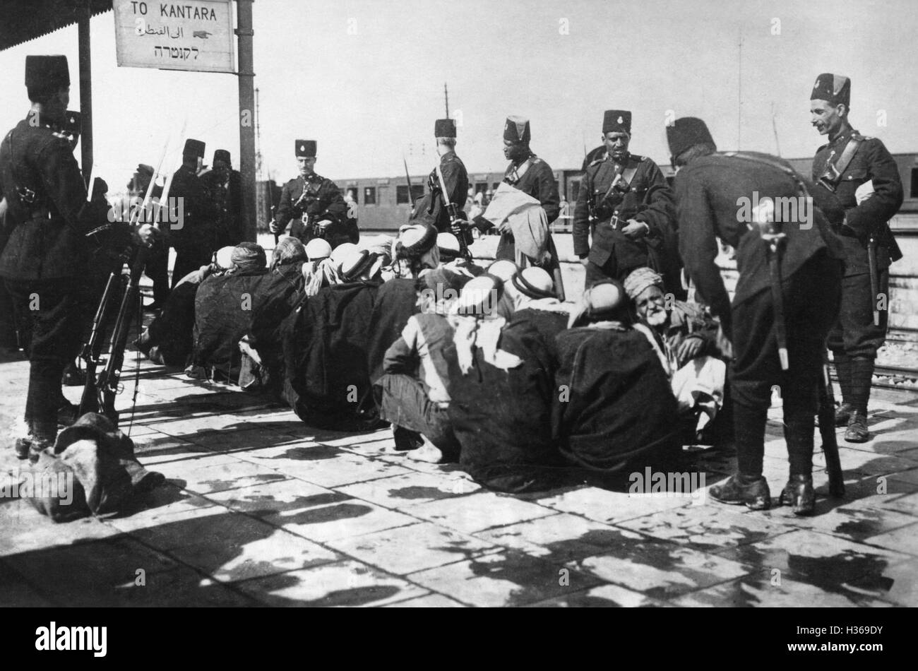 Deserto palestinese truppe con prigionieri in Lod Foto Stock