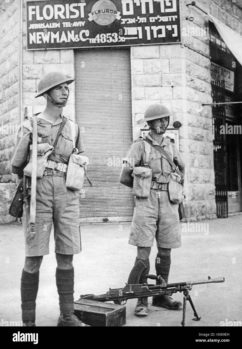 I soldati britannici in corrispondenza di un incrocio stradale in Gerusalemme, 1939 Foto Stock