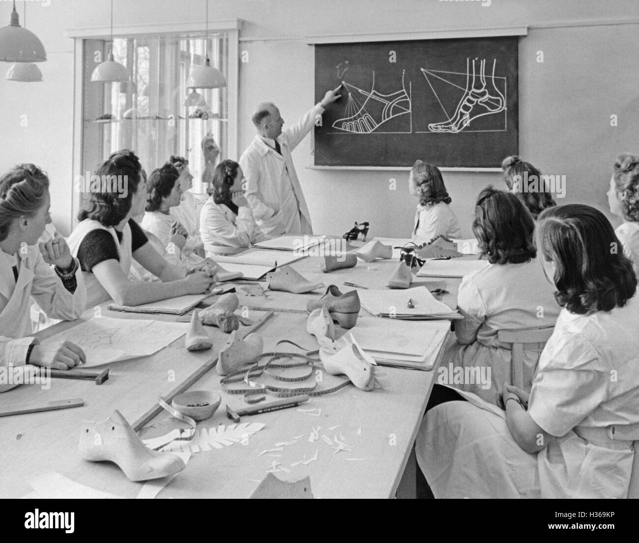 Calzatura fashion in Frankfurter Modeamt (Francoforte fashion office), 1941 Foto Stock