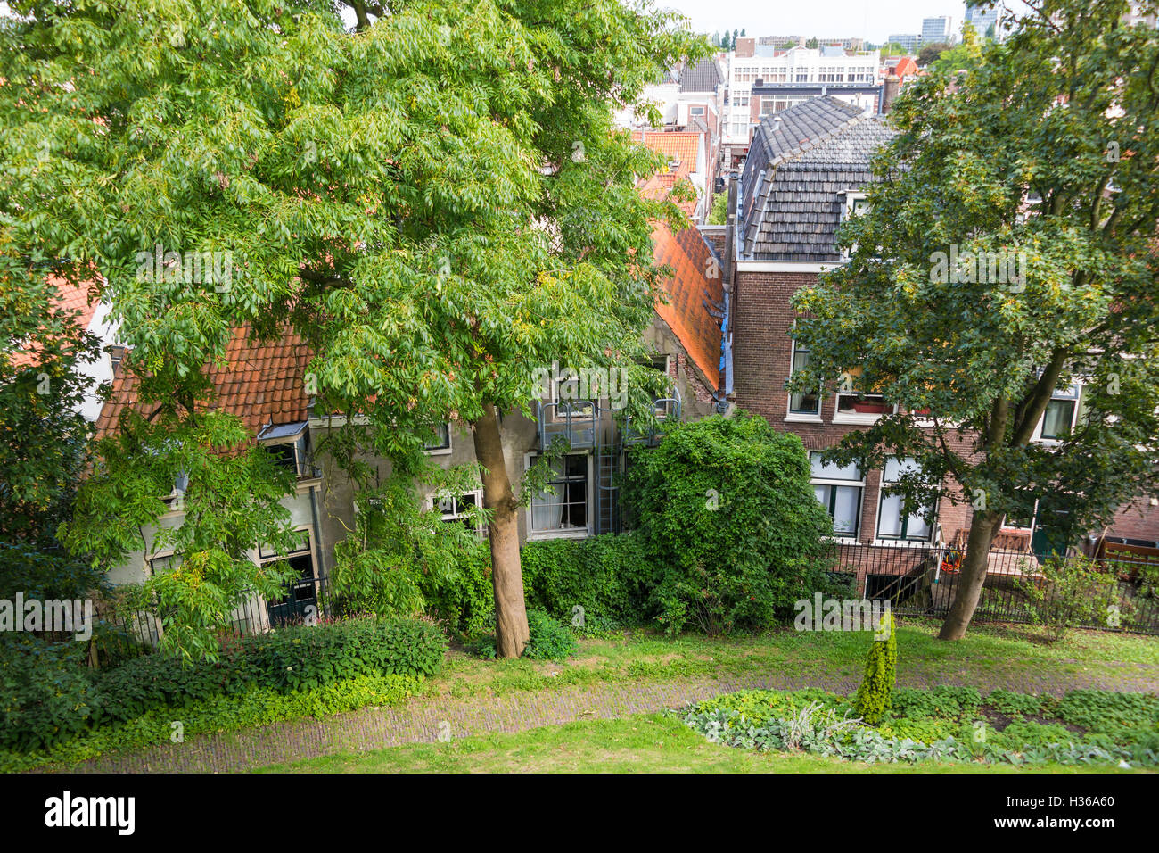 Parco e cortili di vecchie case da Burcht, cittadella nel centro di Leiden, Olanda meridionale, Paesi Bassi Foto Stock