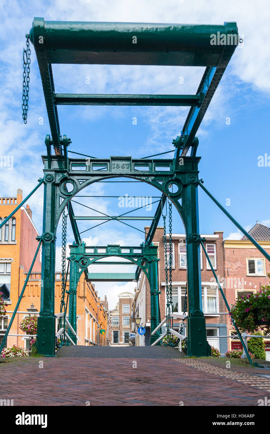 Ponte levatoio Kerkbrug sopra il vecchio Reno canal nella città vecchia di Leiden, Olanda meridionale, Paesi Bassi Foto Stock