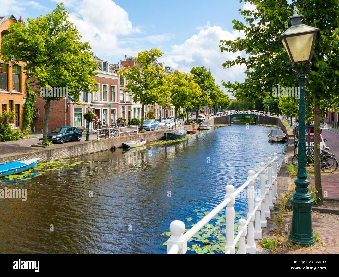 Rapenburg canal nella città vecchia di Leiden, Olanda meridionale, Paesi Bassi Foto Stock