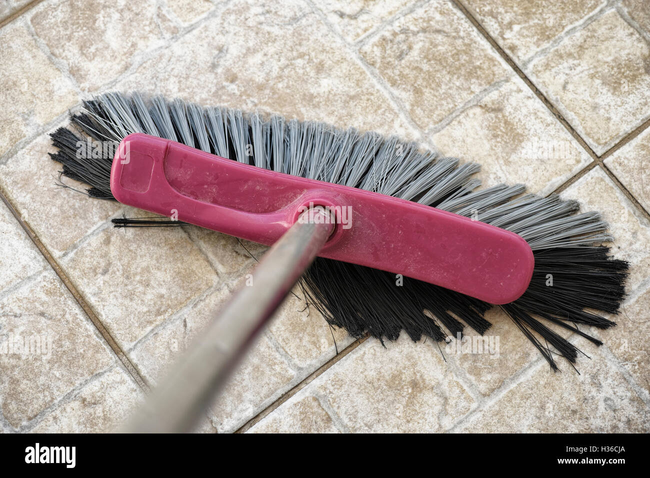 Scopa scopare il pavimento. Close up. Foto Stock