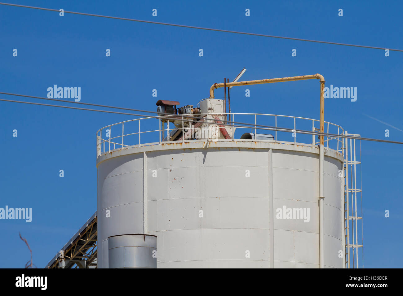 La moderna industria e raffineria, magazzini e serbatoi industriali Foto Stock