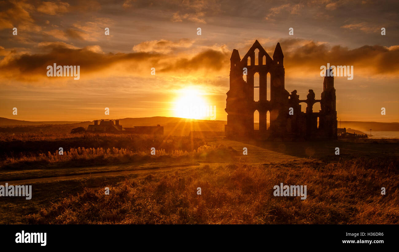 Tramonto a Whitby Abbey, North Yorkshire Foto Stock