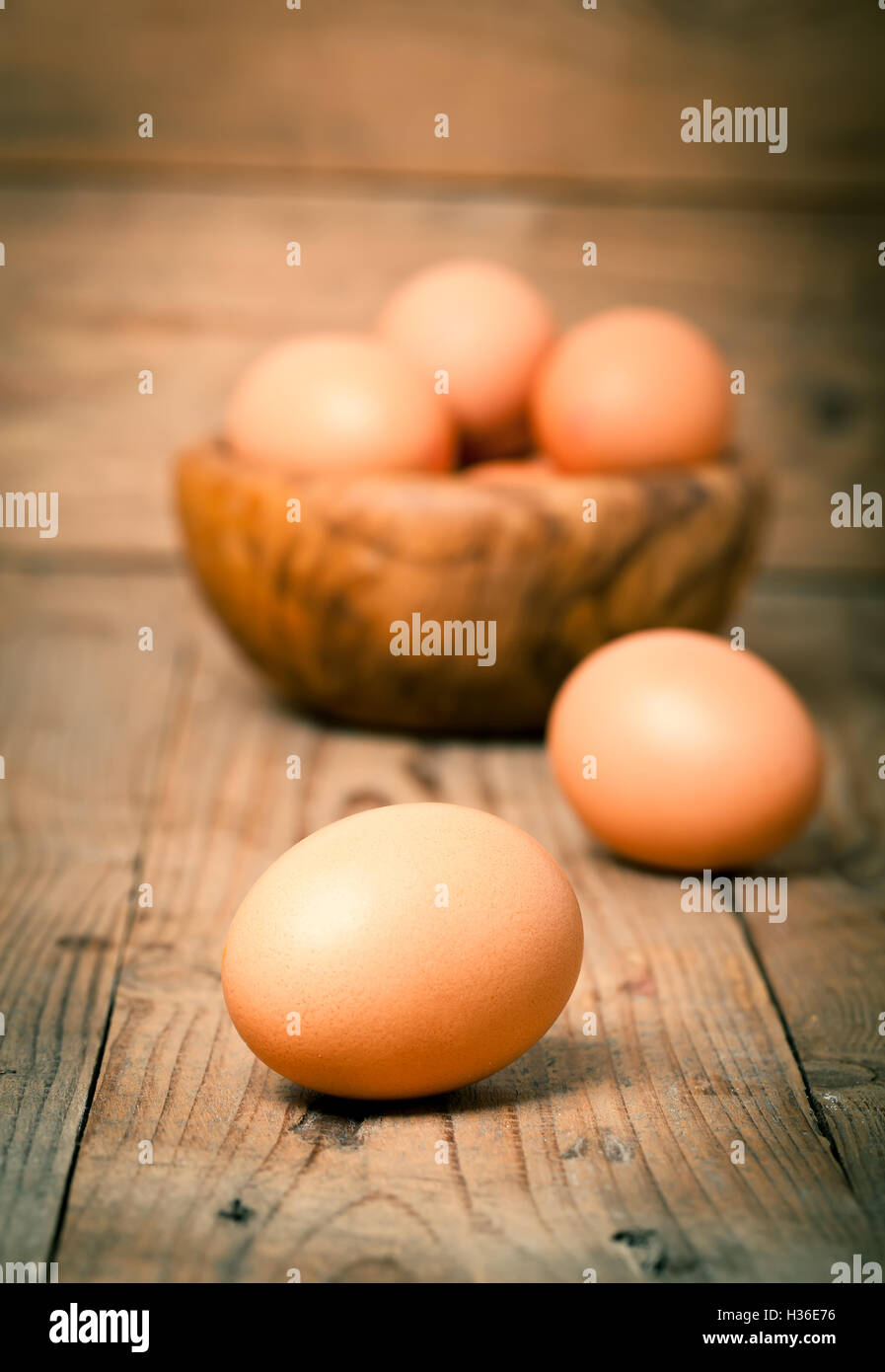 Uova su sfondo di legno Foto Stock