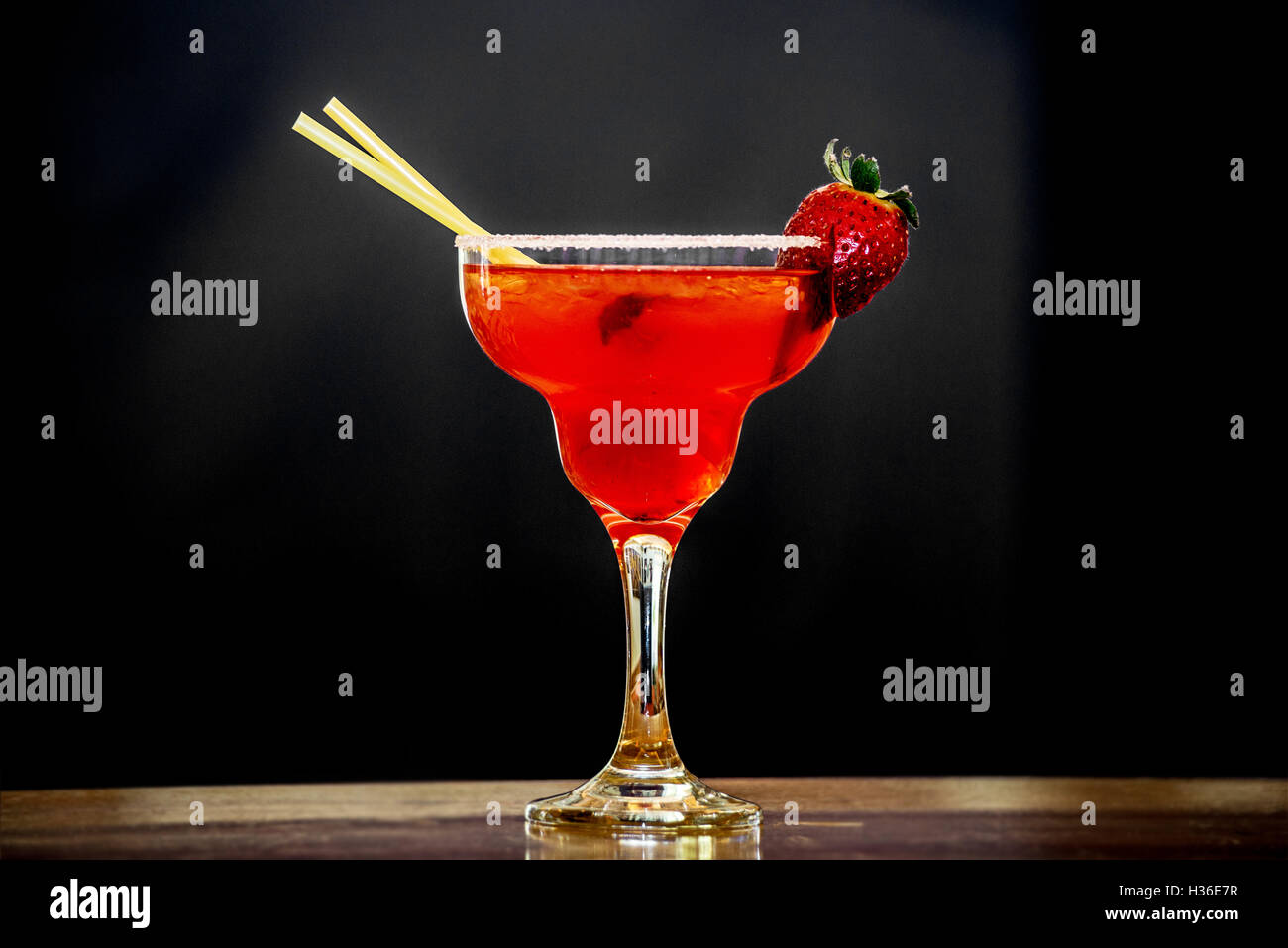 Una Fragola cocktail Margarita visto in font nero, con una fragola sul  bordo del vetro Foto stock - Alamy