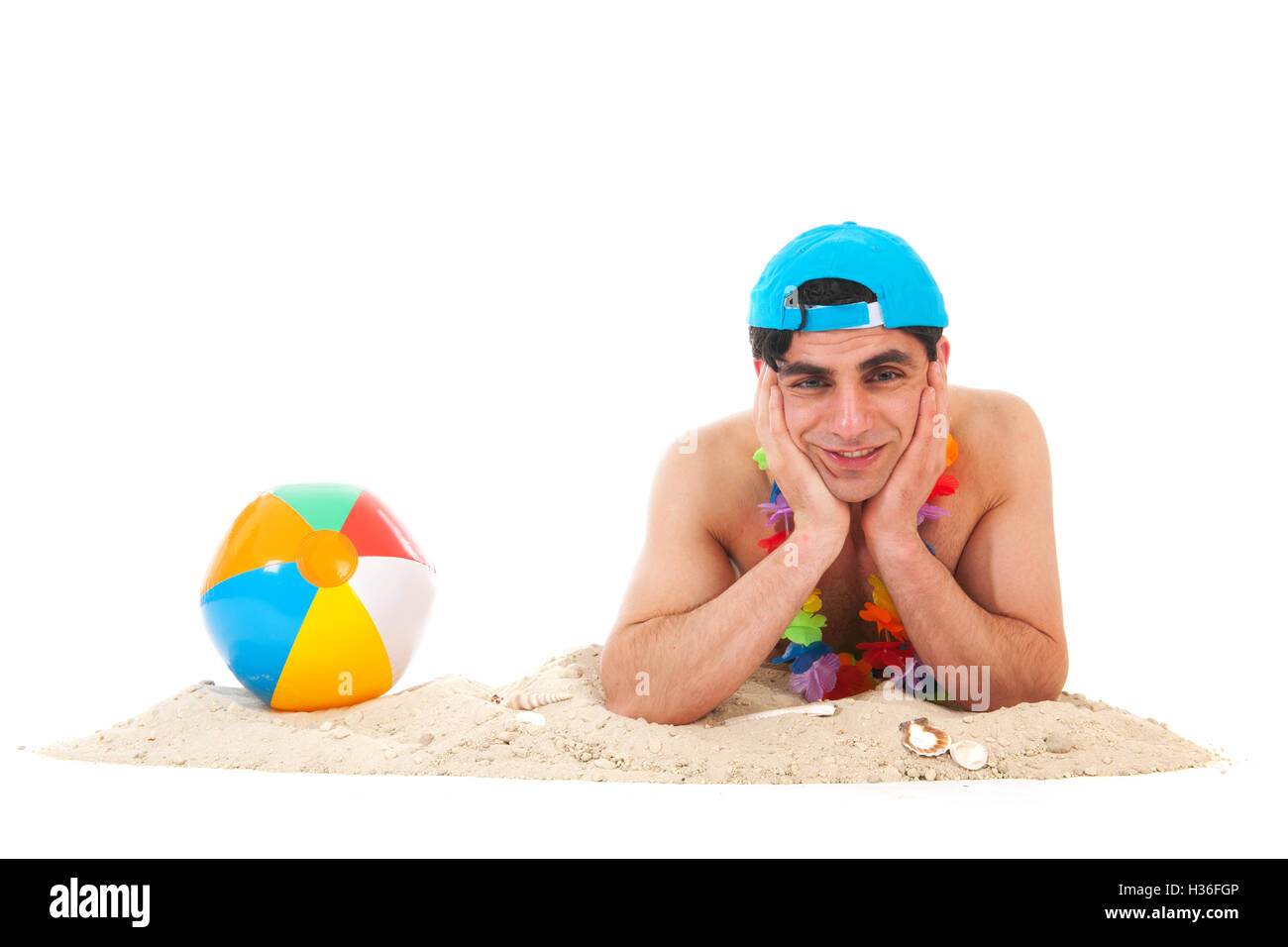 Giovane uomo in spiaggia a bere birra Foto Stock