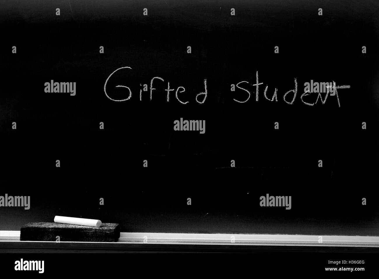 Lavagna con chalk eraser marchi in bianco gesso duro lavoro segno Foto Stock