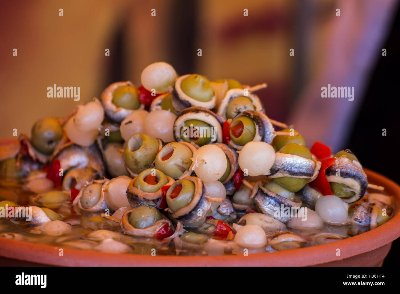 Cocktail, i fusti in legno con olive e varianti Foto Stock