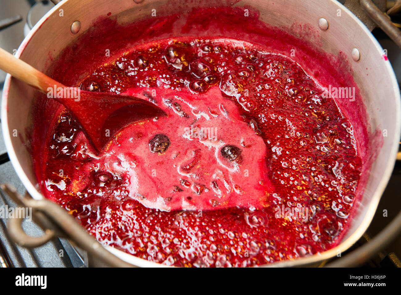 Damsons essendo realizzati in inceppamento in una padella la conservazione Foto Stock