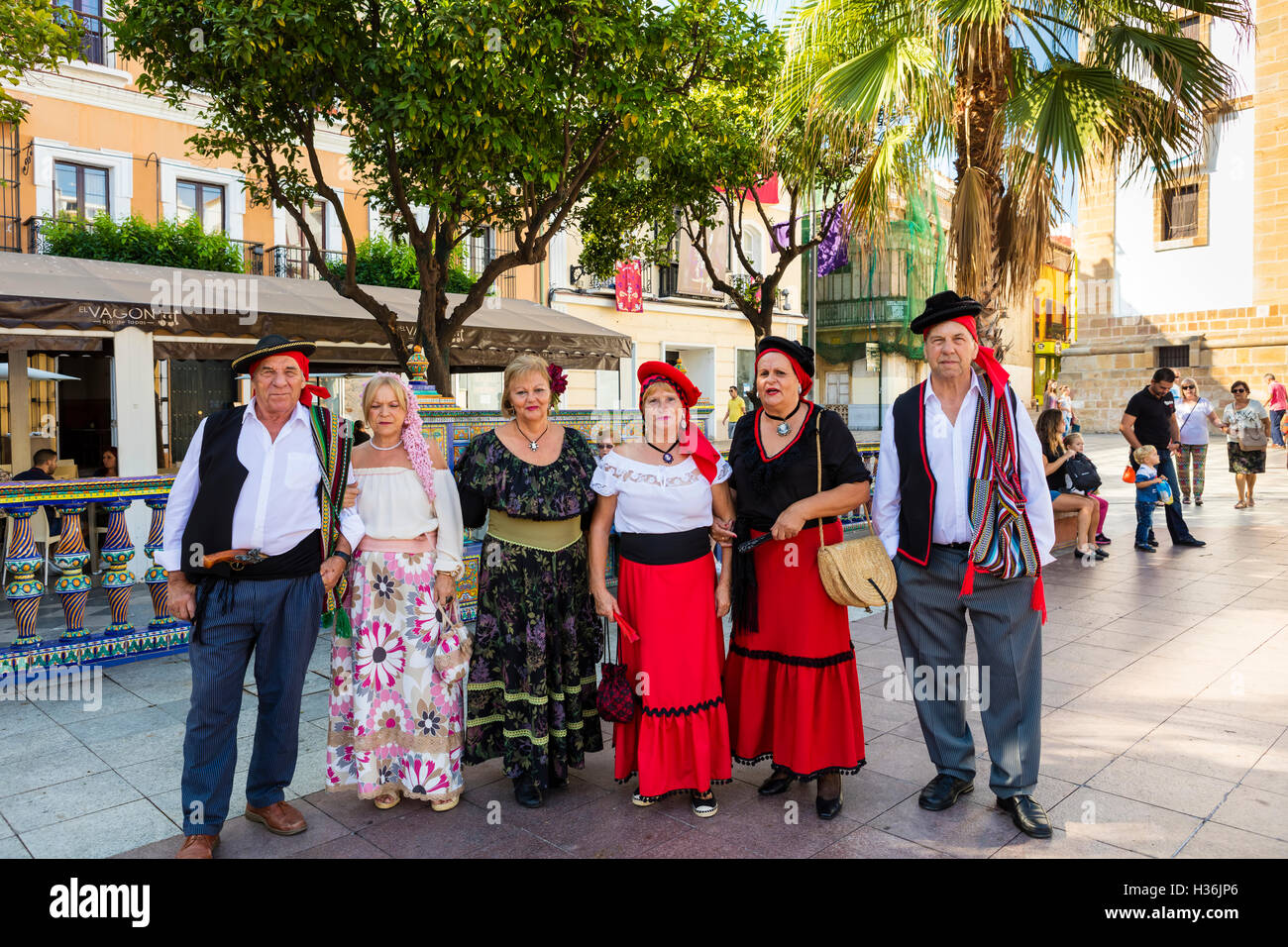Gruppo di persone senior in tradizionale stile andaluso abbigliamento durante il festival folk presso il Plaza Alta in Algeciras, Spagna. Foto Stock