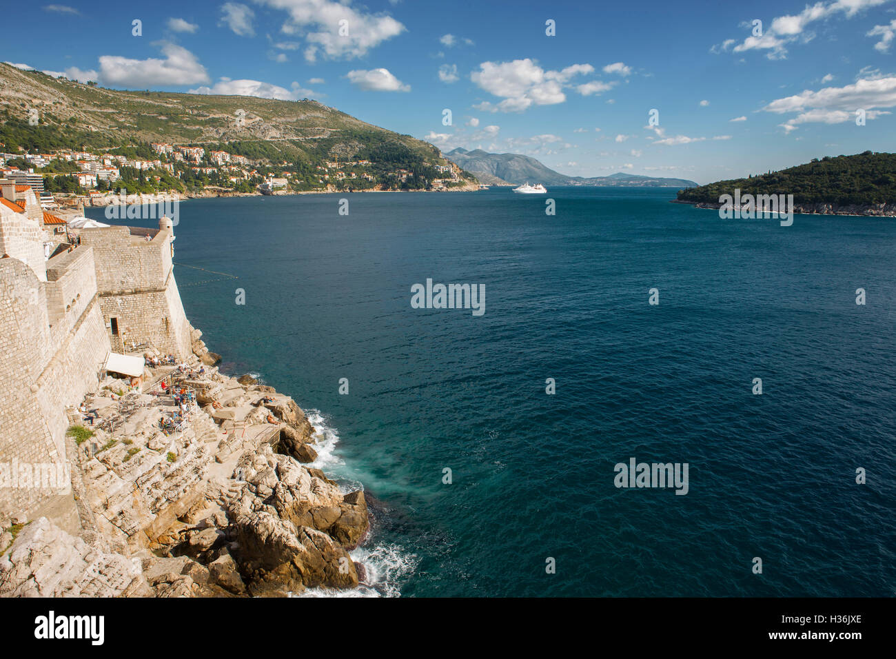 Buza 1 Bar e l'isola di Lokrum dalle mura della città, stari grad, Dubrovnik, Croazia Foto Stock