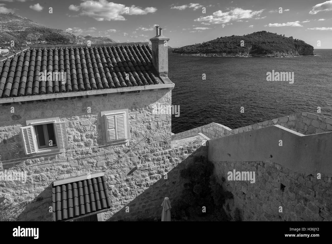 House on Ulica Ispod Mira, visto dalle mura della città, stari grad, Dubrovnik, Croazia. Versione in bianco e nero Foto Stock