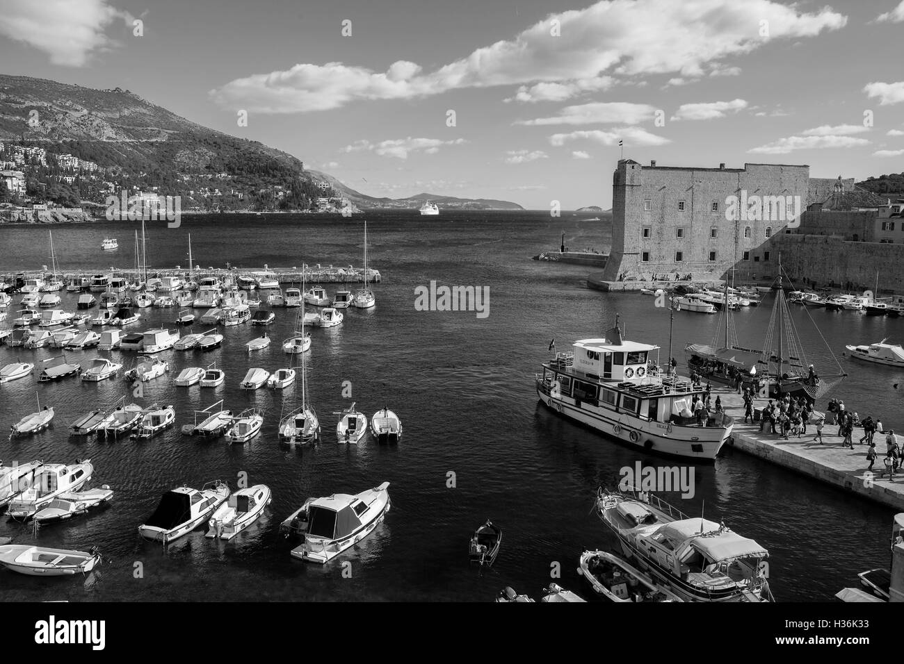 Porto vecchio dall'Arsenale, Dubrovnik, Croazia, versione in bianco e nero. Foto Stock