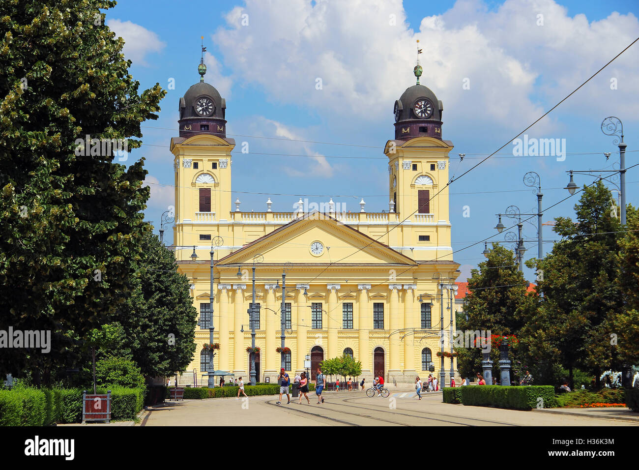 DEBRECEN, UNGHERIA - luglio 1, 2016: Kossuth Ter, la piazza centrale di Debrecen, riformata con grande chiesa (Nagytemplom) Foto Stock