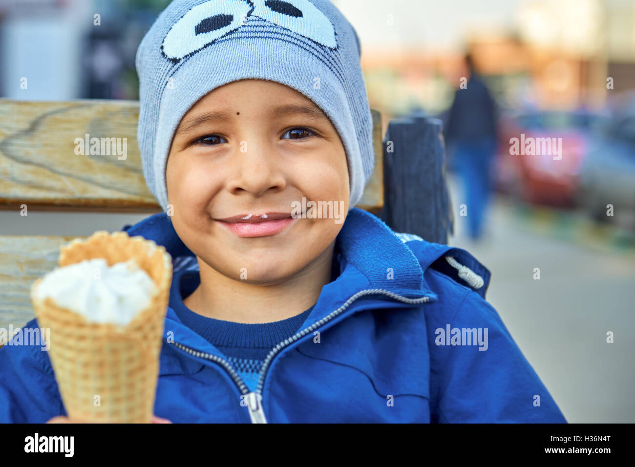 Ritratto di un bambino felice con un gelato. Foto all'aperto Foto Stock